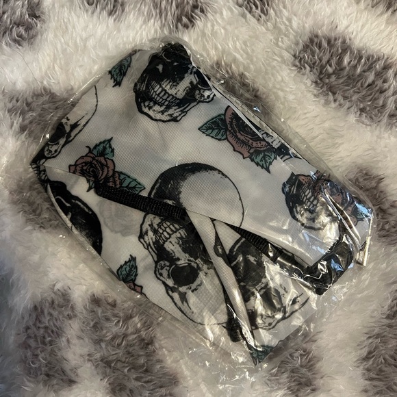 Skull and Roses Fanny Pack Unisex Women’s Men’s Kid’s Size OS White and Black - Picture 2 of 4